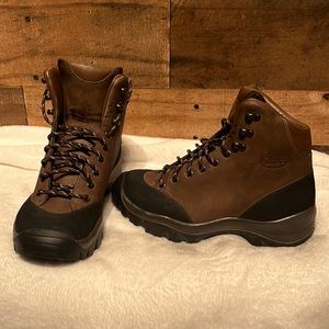 Chaco cowhide leather hiking winter boots size 8 women